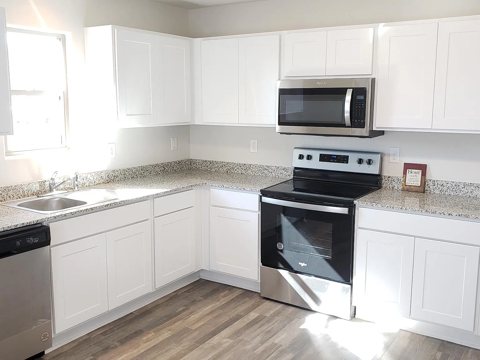 3 bed, 2.5 bath, 1606 sqft, $2,495 — Photo 3