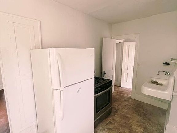 3rd image of 82 E Grand Ave