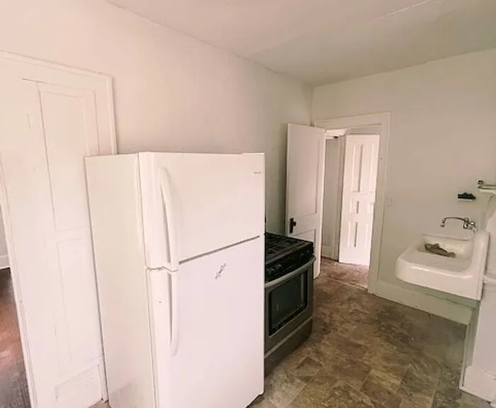 82 E Grand Ave — Photo 3