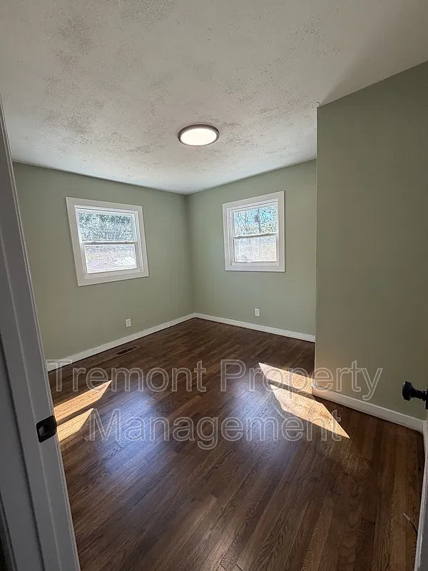 3 bed, 1.0 bath, 1000 sqft, $1,450 — Photo 2