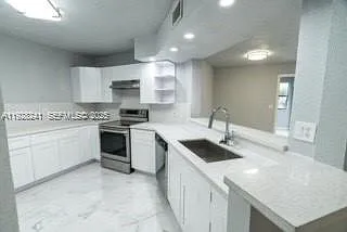 975 N Franklin Ave #975B — Photo 2