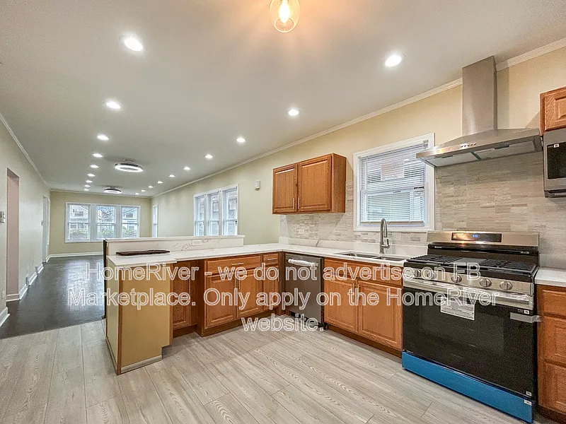 10046 S Perry Ave