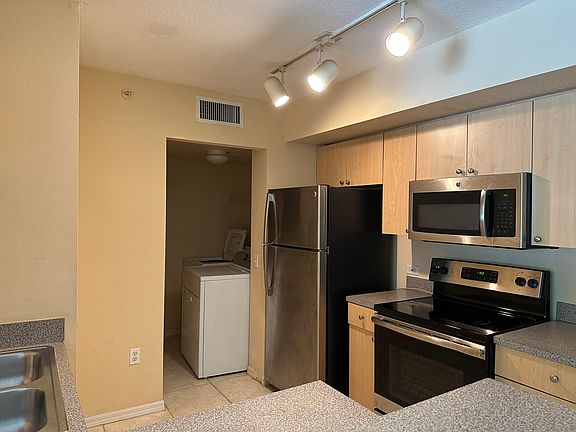 4th image of 1005 Villa Cir