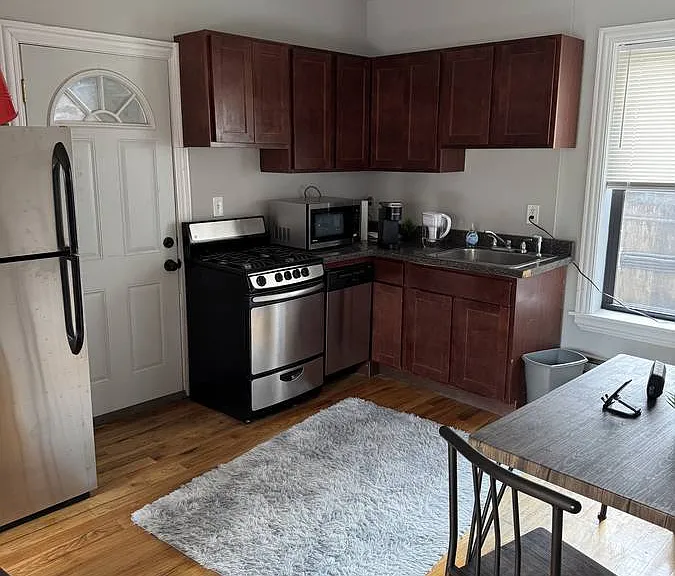 W Cornelia Ave — Photo 2
