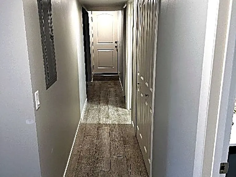 1102 E Sleepy Hollow Ln — Photo 4