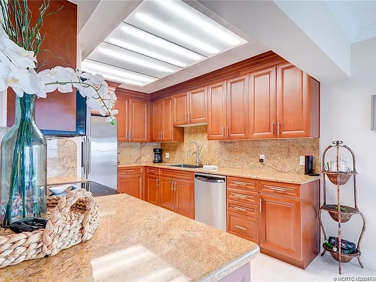 1289 NE Ocean Blvd #6 — Photo 15