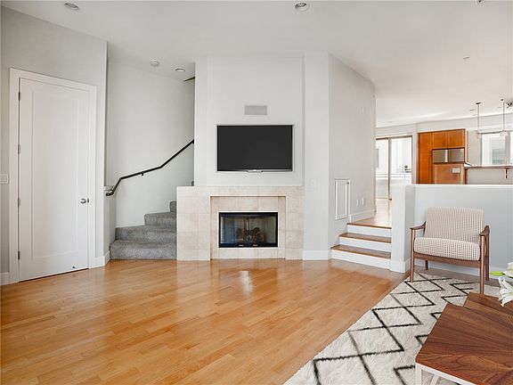 4th image of 301 Kansas St