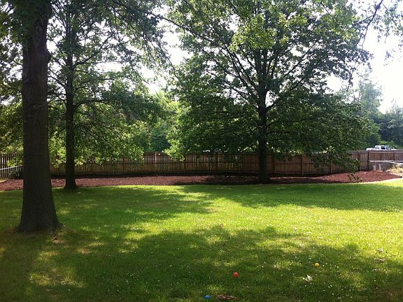 4th image of 930 Fair Oaks Ct