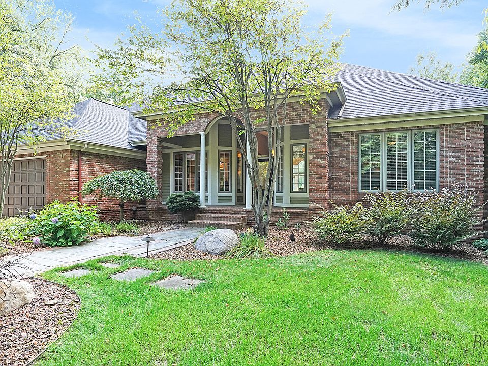 1st image of 4899 Dunrobin Dr NE
