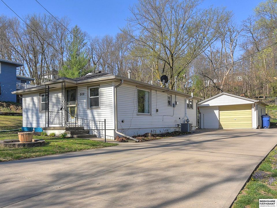 1st image of 208 N 10th St