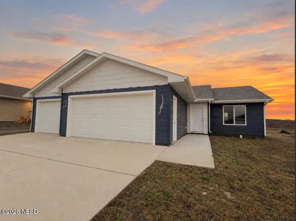 27 27th St SW, Watertown, SD 57201