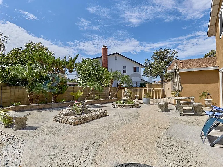 1106 S Clarence St — Photo 31