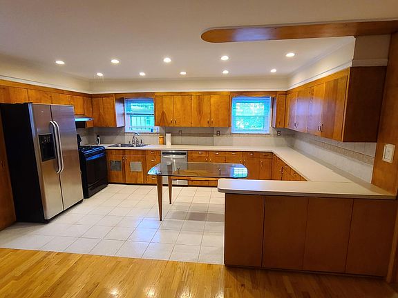 4th image of 2571 Yates Ave #1