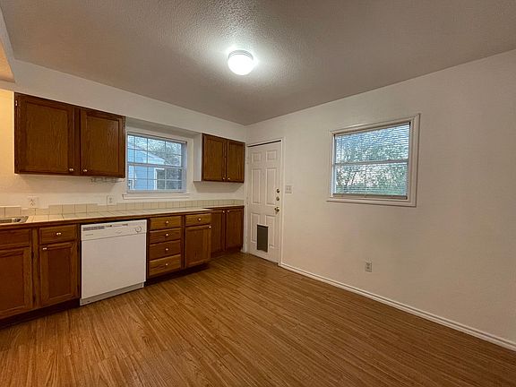 5th image of 4916 Montrose Dr