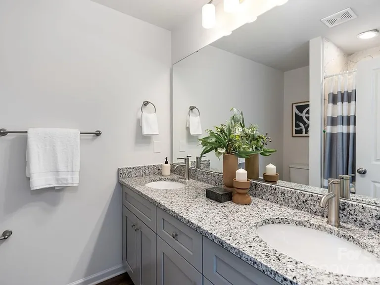 2633 Capitol Dr — Photo 19