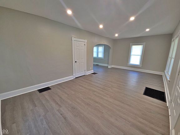 4th image of 351 Congress Ave