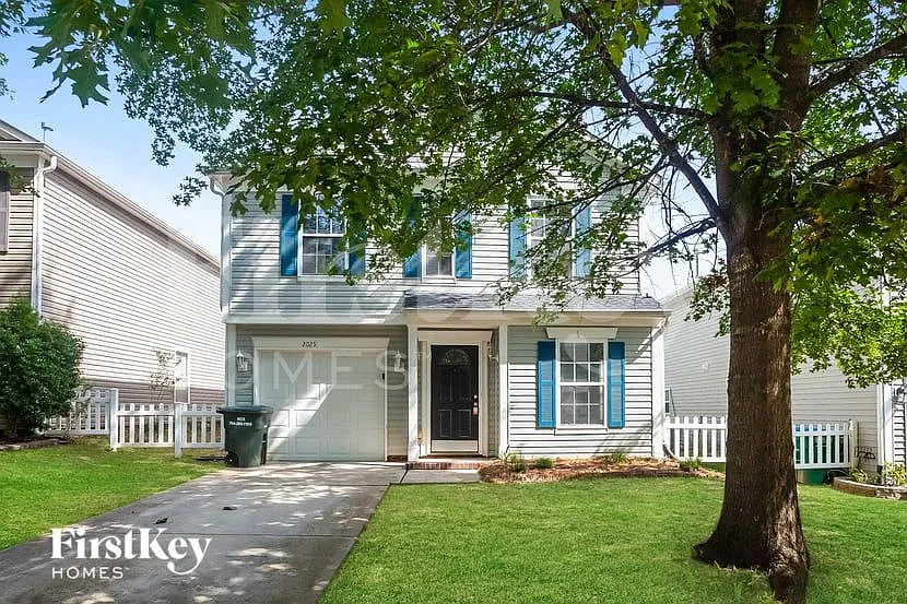 3 bed, 2.5 bath, 2115 sqft, $2,405 — Photo 2