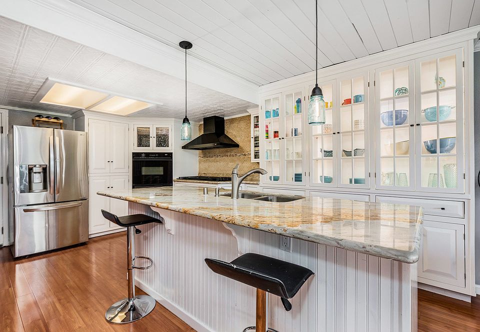 Large, captivating kitchen