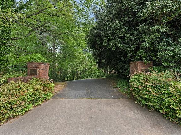 3rd image of 305 Broadmeadow Cv