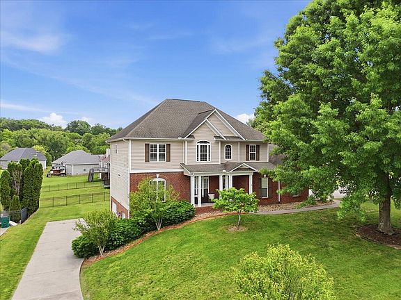 2nd image of 924 Saddle Ridge Ln