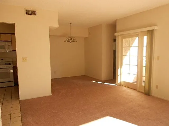 3 bed, 2.5 bath, 1444 sqft, $3,995 — Photo 3