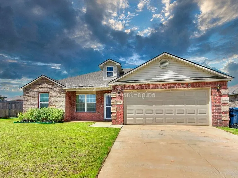 13229 Bridgewater Dr — Photo 2