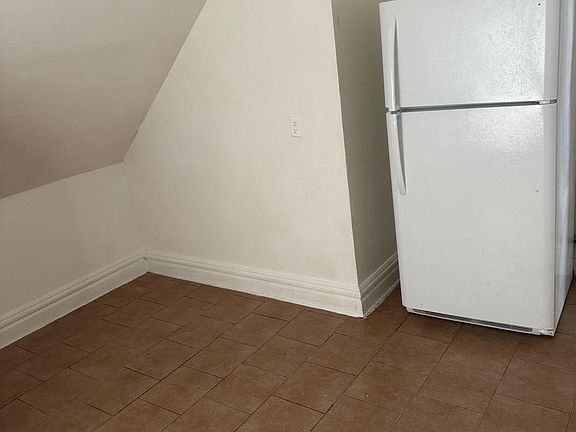5th image of 824 Seymour Ave