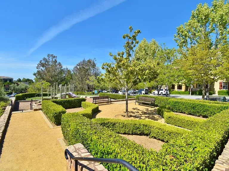 2221 Golden Crest Cmns — Photo 18