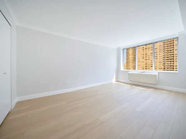 160 Riverside Boulevard image 8 of 14