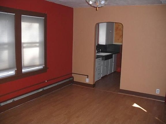5th image of 2938 Losey Blvd S