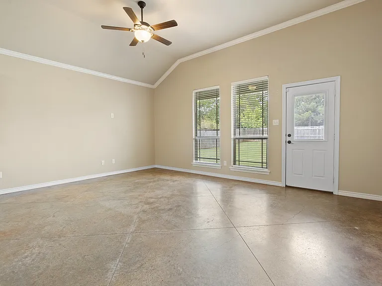 425 Nelson St — Photo 14