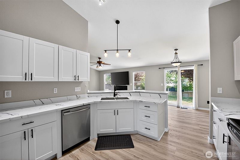 5th image of 926 Chatham Dr SE