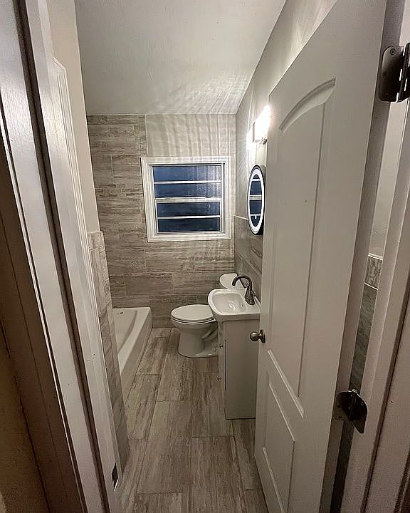 1st image of 404 Lenox Ave APT 3