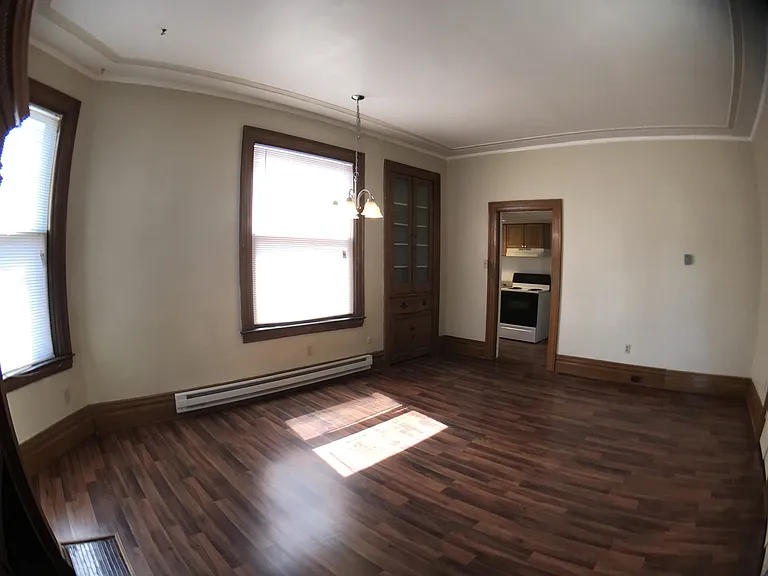 562-564 E Maiden St — Photo 3