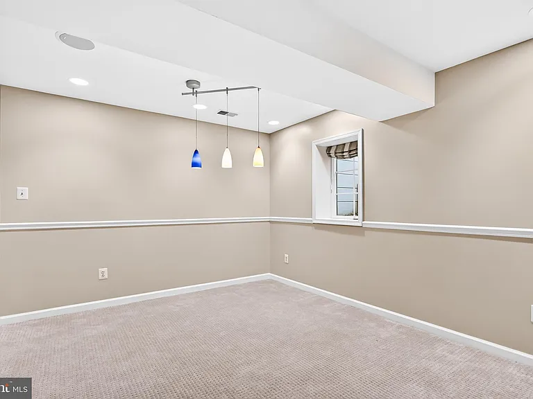 2207 Frank St — Photo 48