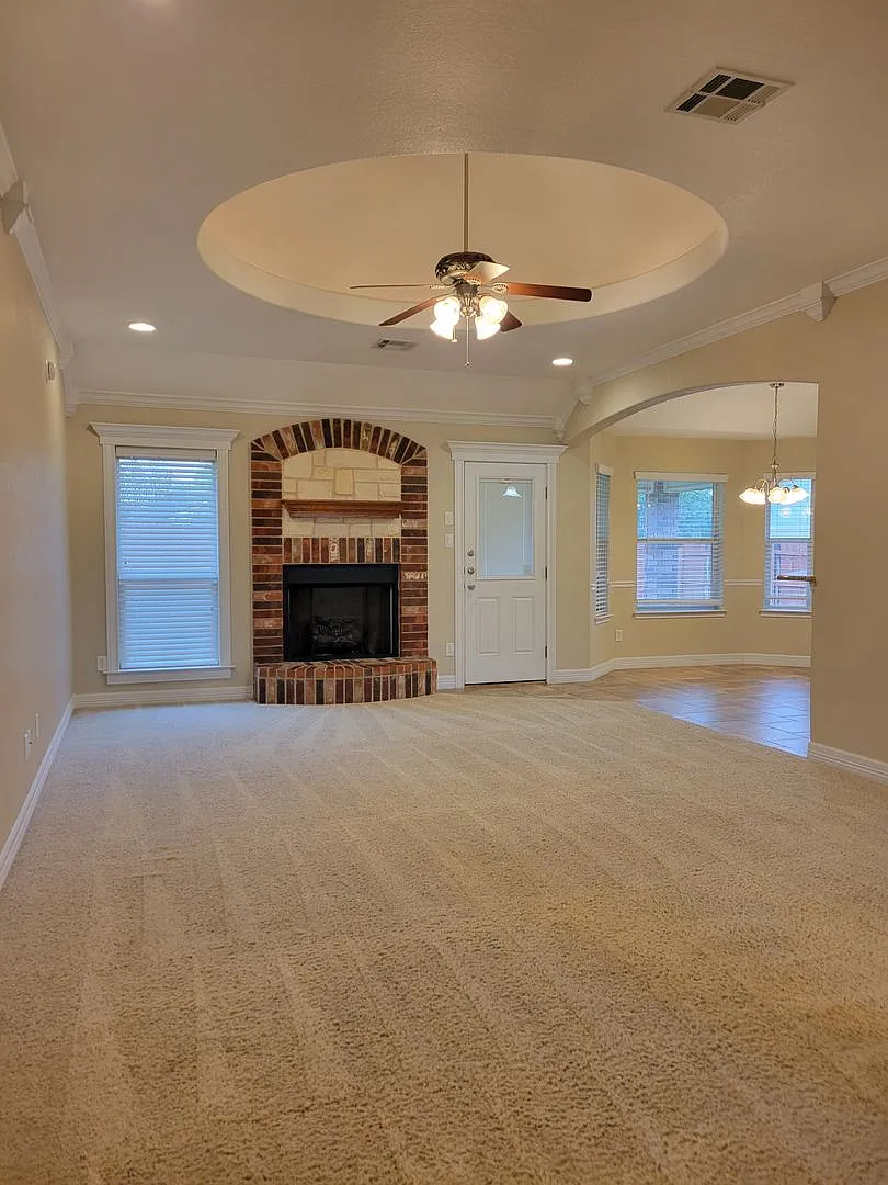 Evergreeen Estates With 2 Master Suites! — Photo 4