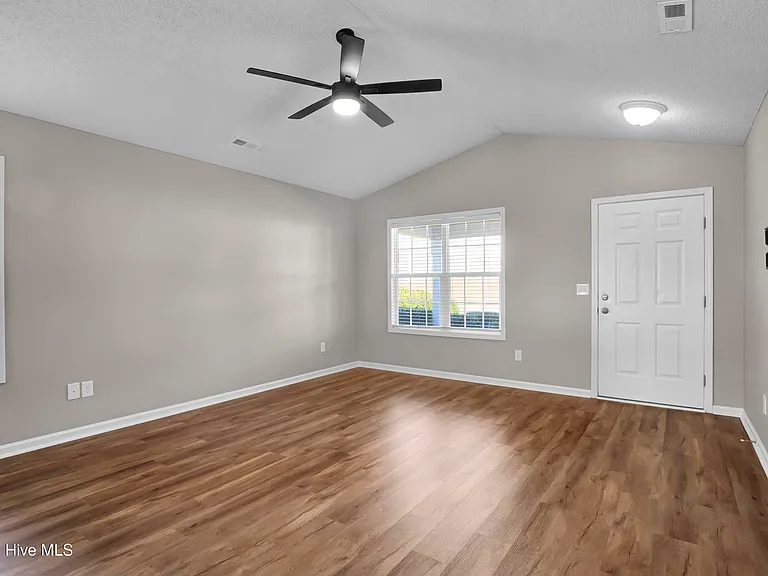 613 Whittle Ct — Photo 5