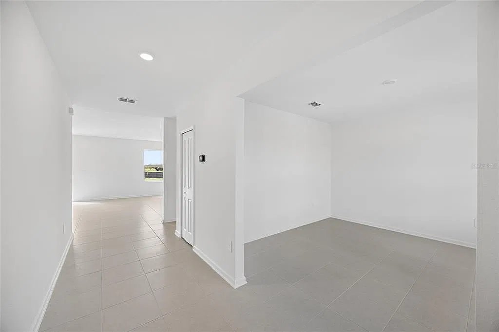 4 bed, 2.5 bath, 2595 sqft, $2,800 — Photo 2