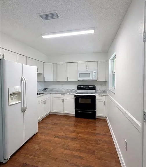 3325 Airport Rd N #J6 — Photo 2