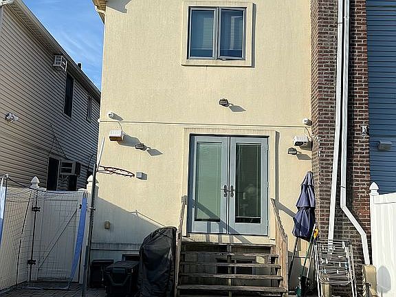 3rd image of 2055 E 65th St
