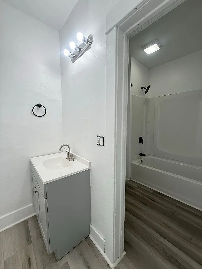 721 E 7th Street — Photo 4