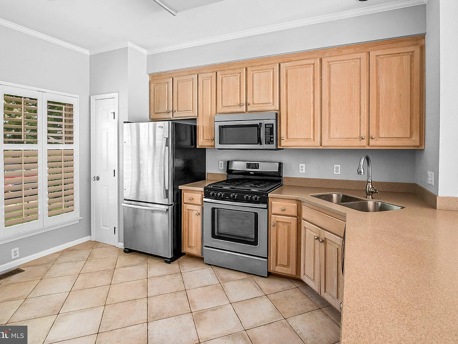 3 bed, 2.5 bath, 1360 sqft, $2,200 — Photo 2