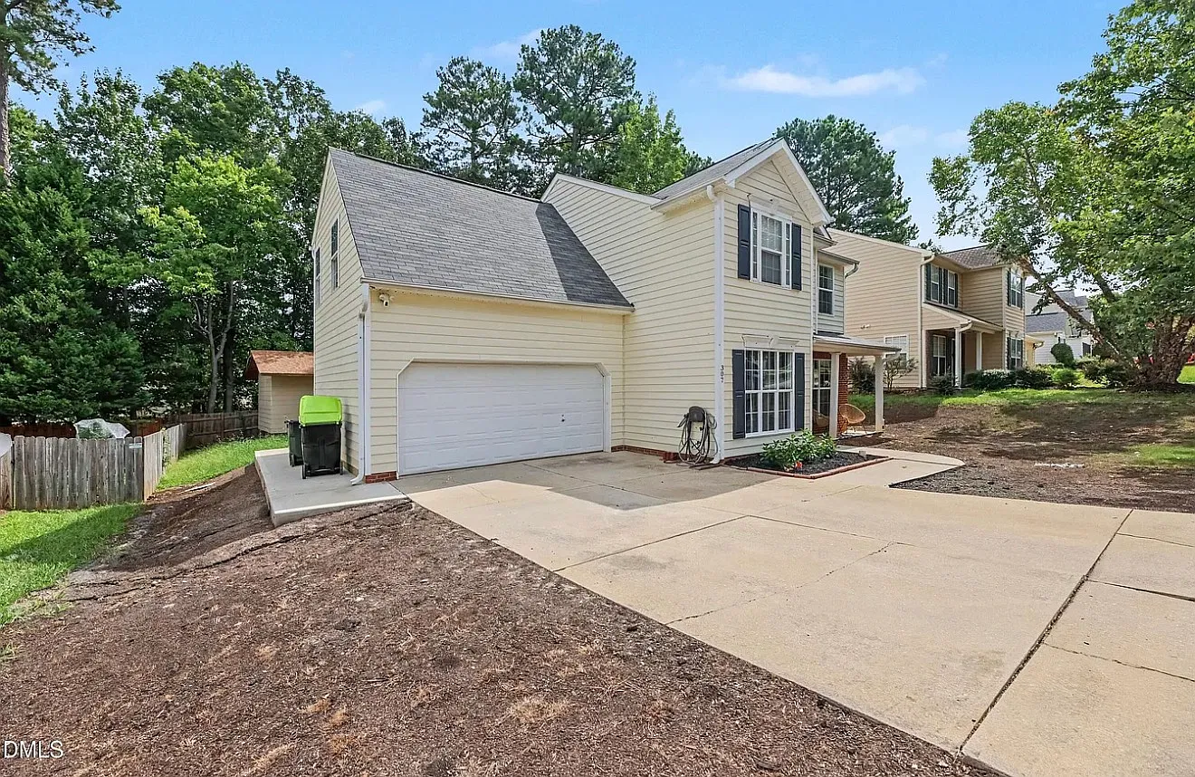 4 bed, 2.5 bath, 1876 sqft, $1,945 — Photo 2