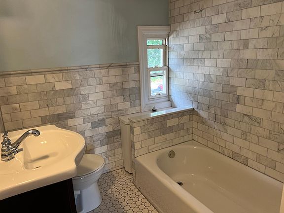 5th image of 378 Sea Cliff Ave APT 6