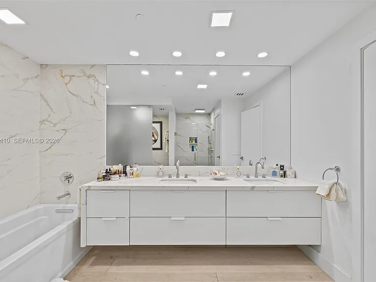 19122 Fisher Island Dr #19122 — Photo 45