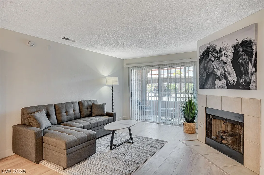 1 bed, 1.0 bath, 752 sqft, $1,600 — Photo 2