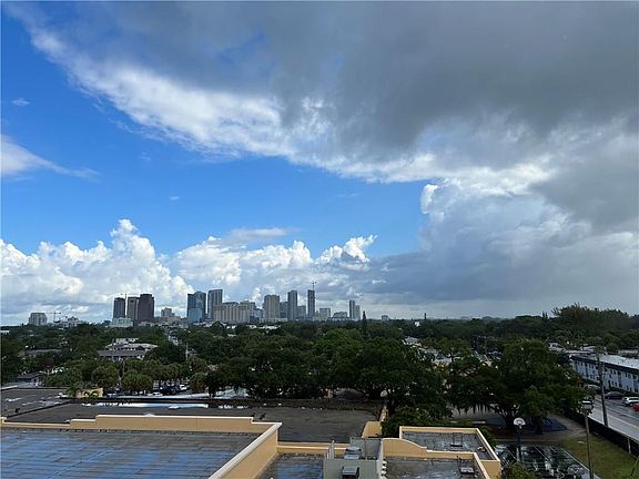 5th image of 1625 SE 10th Avenue #604