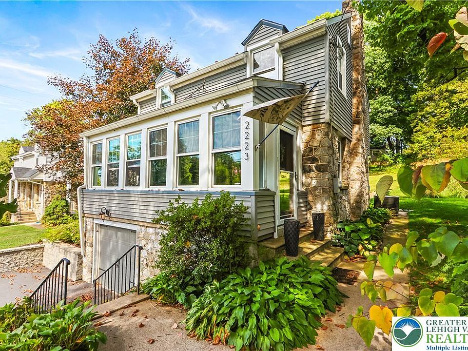 1st image of 2223 Hackett Ave