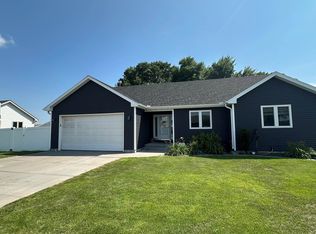 1406 Pamela Cir, Holdrege, NE 68949