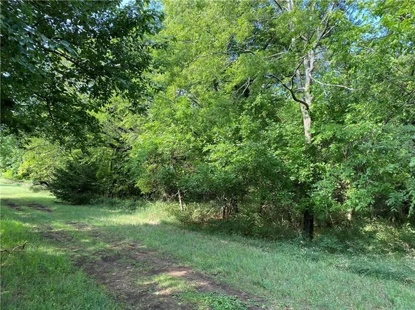 13 Tennessee Dr, Linn Valley, KS 66040